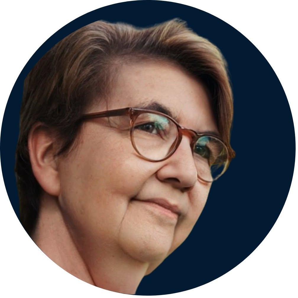 Éliane Boudon, fondatrice de Phoenix Académie, de trois quarts, sur fond bleu nuit.